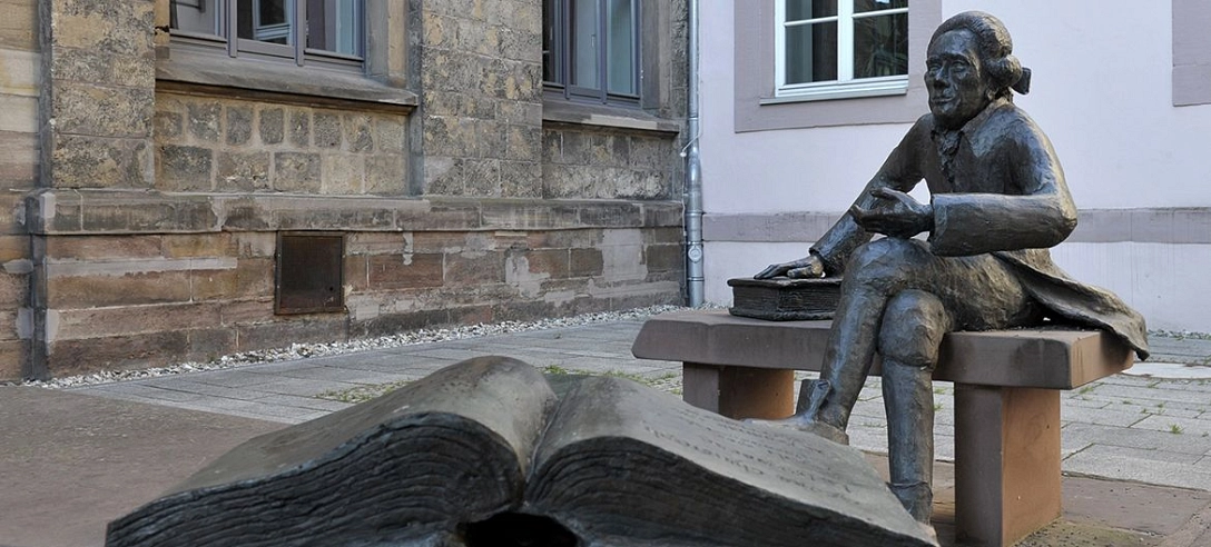 Lichtenberg-Denkmal vor der Alten Bibliothek