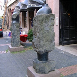 Steinbewachsene Torsi